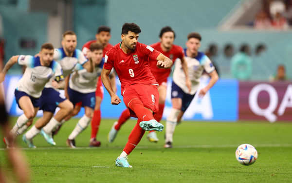 齐达内访华与樊振东互动，展现球技，赞其乒乓球成就，两人友好交流，共话皇马。